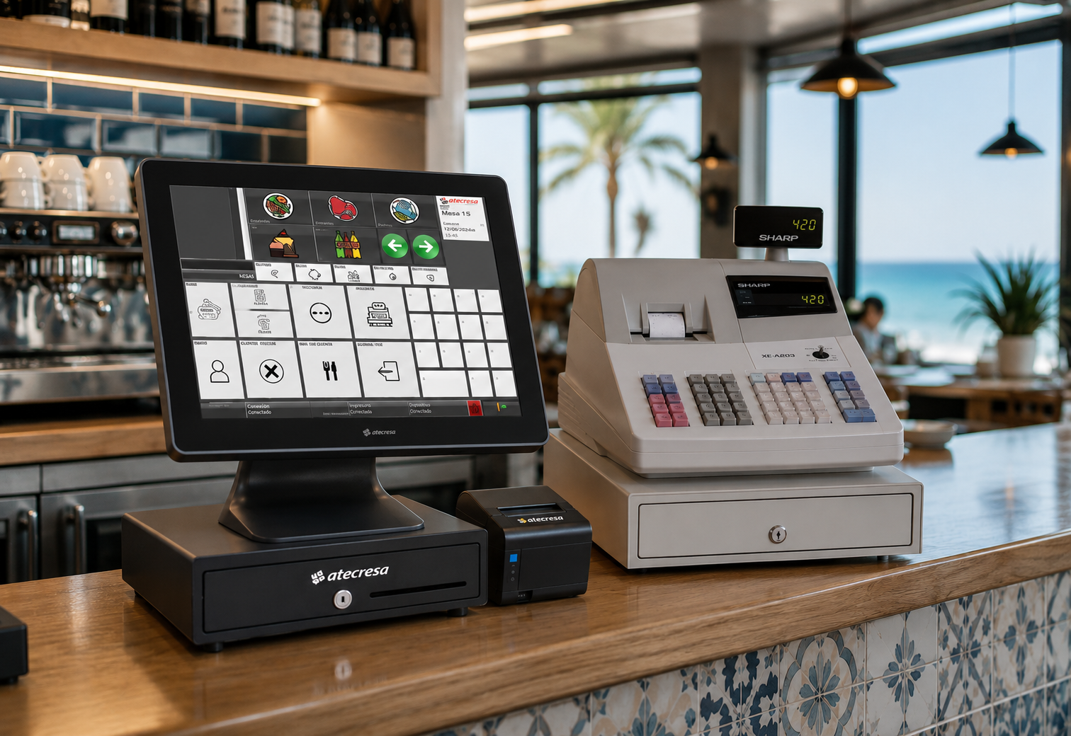 Terminal TPV táctil junto a una caja registradora antigua sobre la barra de un bar en Canarias